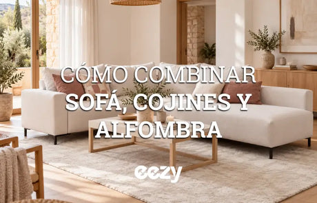 Sofá combinado con cojines de diferentes colores y una alfombra en un salón decorado por Eezy
