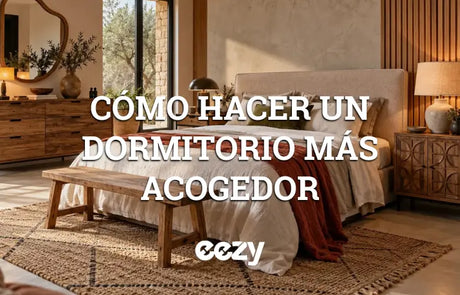 Dormitorio acogedor con cama, cabecero, mesitas, alfombra e iluminación disponibles en Eezy Mallorca