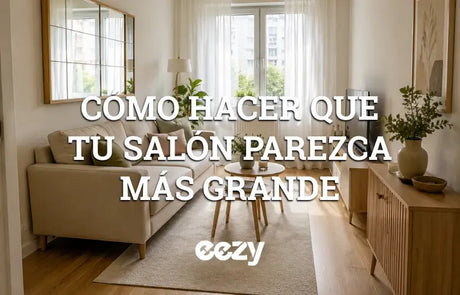 Salón pequeño decorado con un sofá claro y muebles auxiliares ligeros